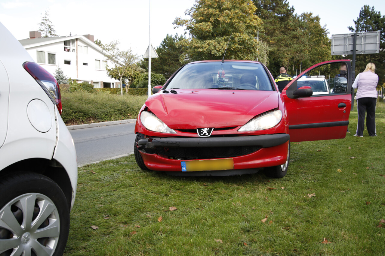 Kop-staartbotsing op de Van Schaikweg in Emmen
