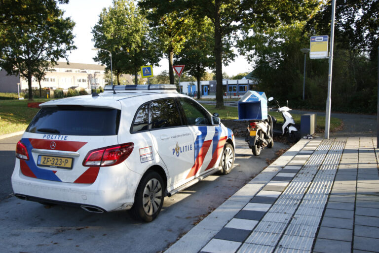 Pizzabezorger met scooter onderuit op de Veldstukken in Emmen