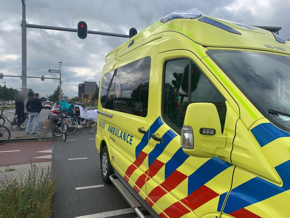 Fietser aangereden op oversteekplaats met stoplichten in Assen