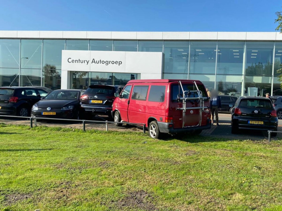 Bestelbus raakt van de weg en gaat op bezoek bij autodealer in Groningen