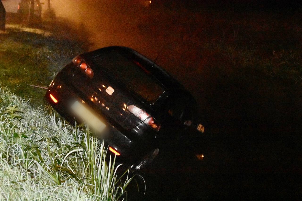 Auto rolt sloot in tijdens ramen schoonmaken in De Wilp