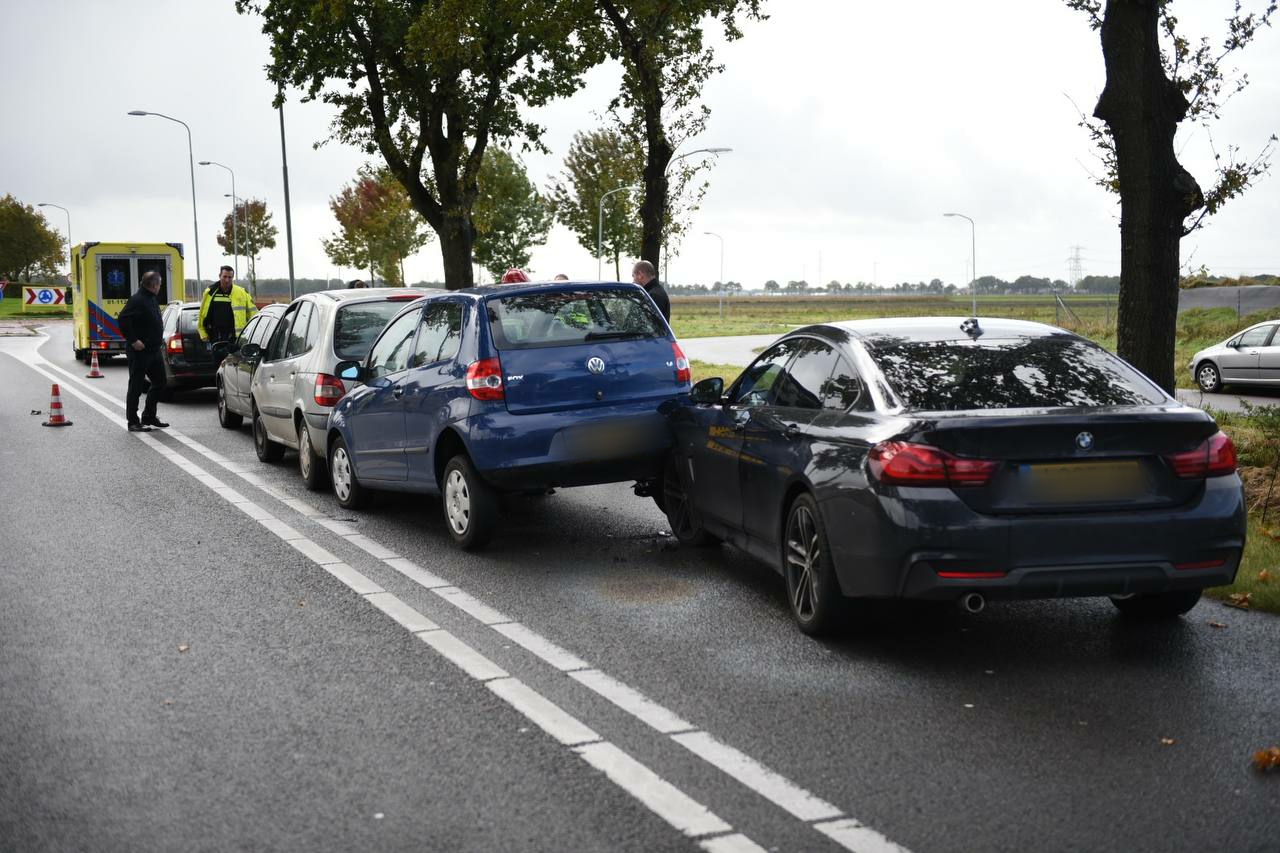 Kop-staartbotsing voor rotonde op N367 bij Oude Pekela; vijf voertuigen betrokken