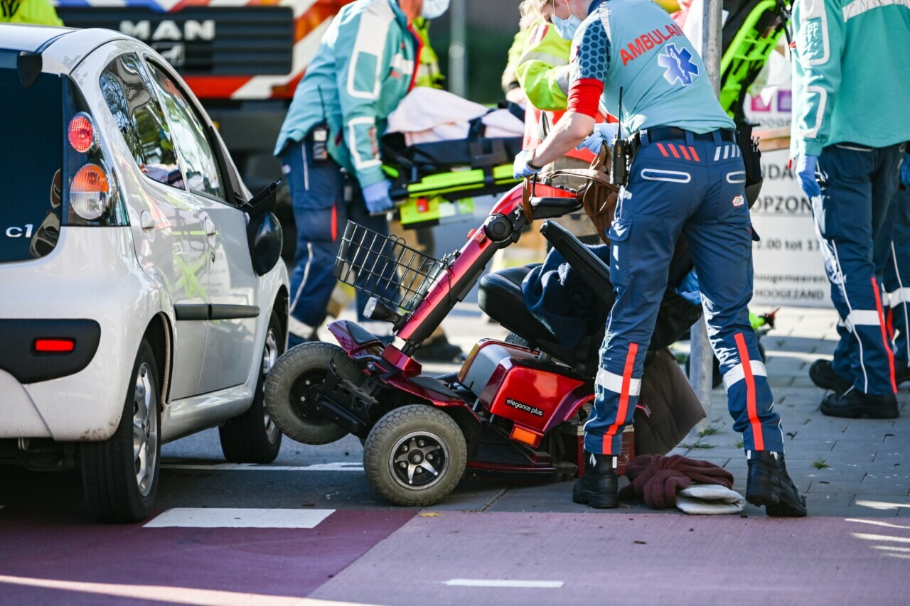 Bestuurder bekneld onder scootmobiel na aanrijding in Hoogezand