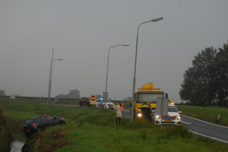 Auto raakt van de weg op afrit A7