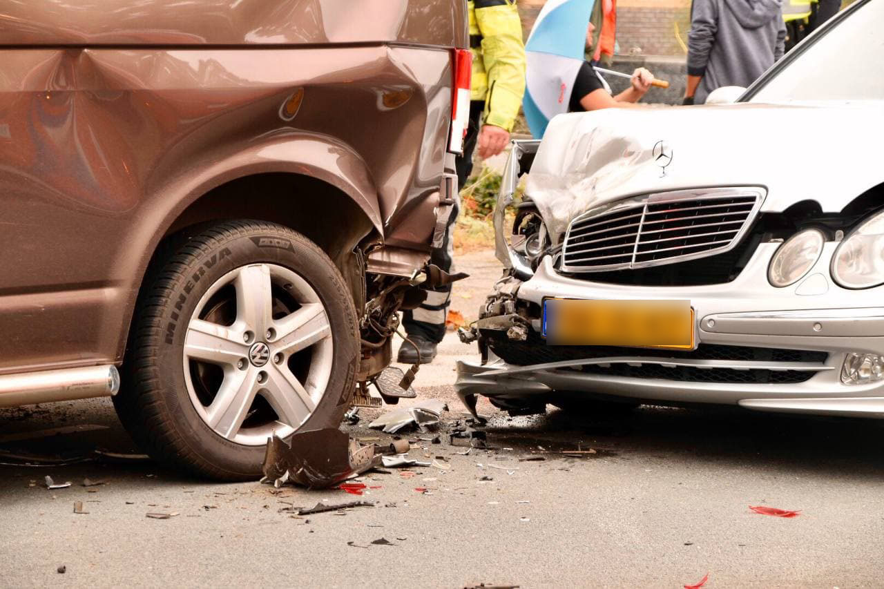 Auto in botsing met busje in Marum