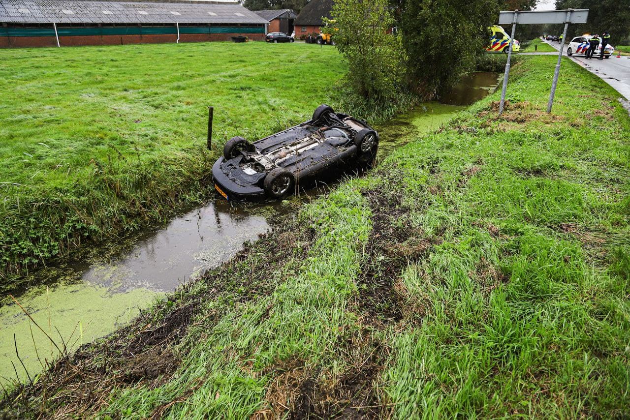 Auto op de kop in sloot in Rottevalle: bestuurder naar ziekenhuis