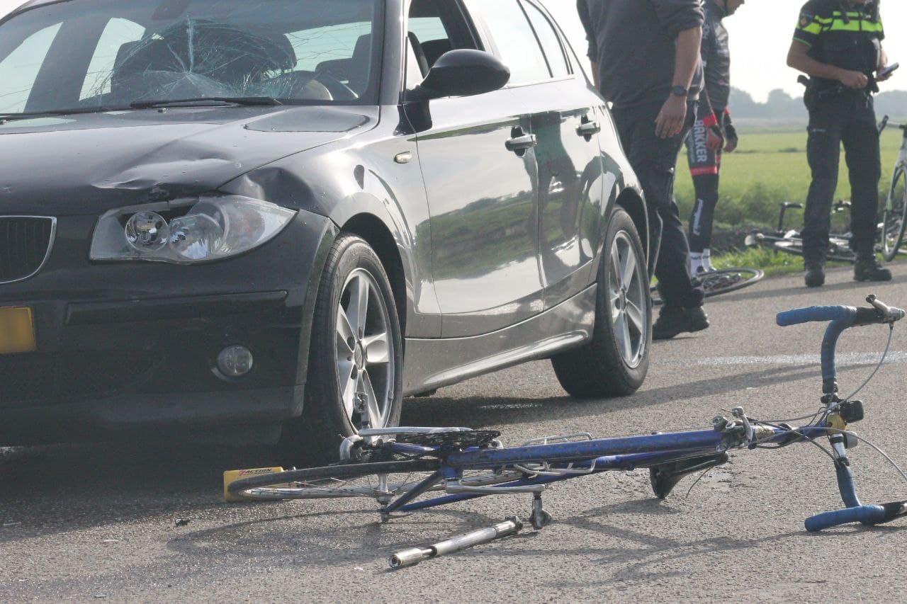 Fietser belandt op voorruit van auto bij ongeval in Anjum