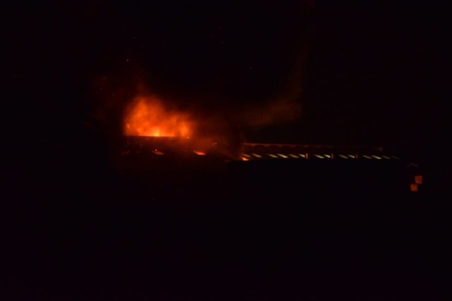 Grote brandweerinzet voor uitslaande brand in geitenstal Kollum