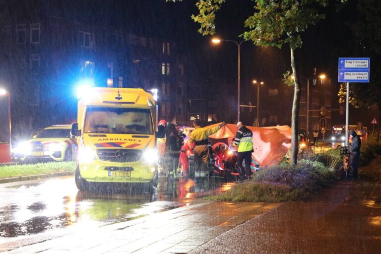 Fietser zwaargewond na aanrijding met personenauto in Groningen