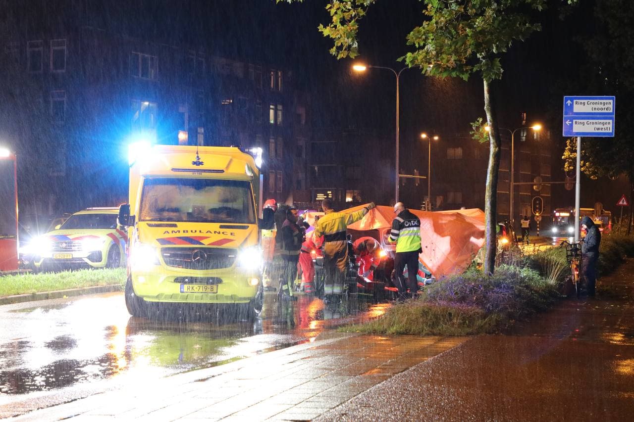 Fietser zwaargewond na aanrijding met personenauto in Groningen