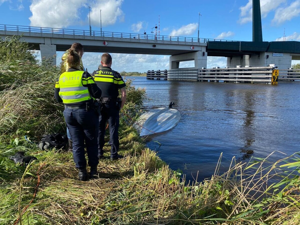 Bootje met vissers slaat om tijdens poging om magneetvissers te helpen