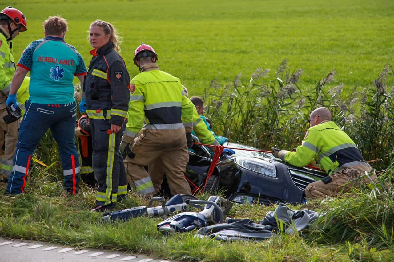 Auto en bestelbus botsen op N355 bij Aduard