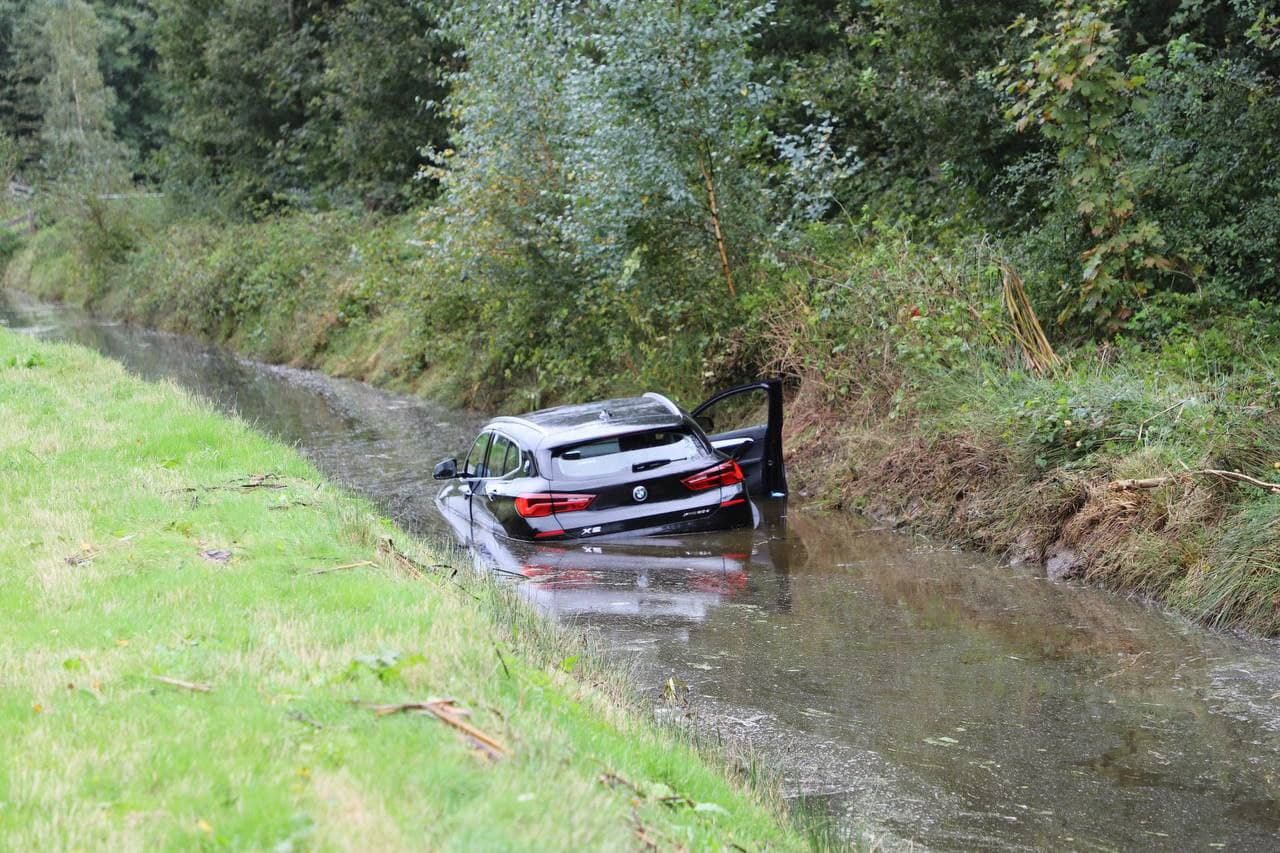 Auto te water bij Sumar; Omstanders schieten te hulp