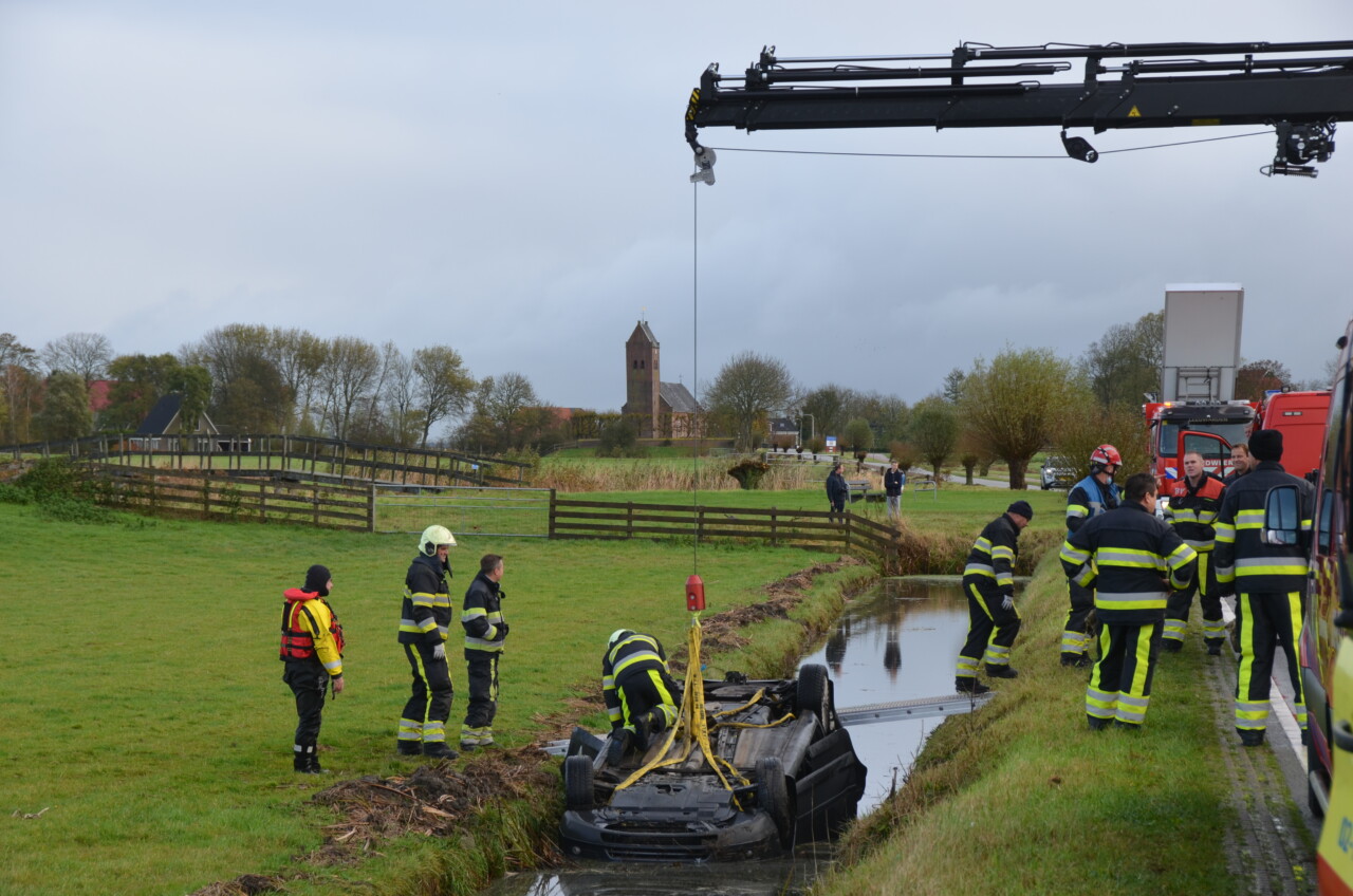 Hulpdiensten zoeken slachtoffer in auto na ongeval Wirdum