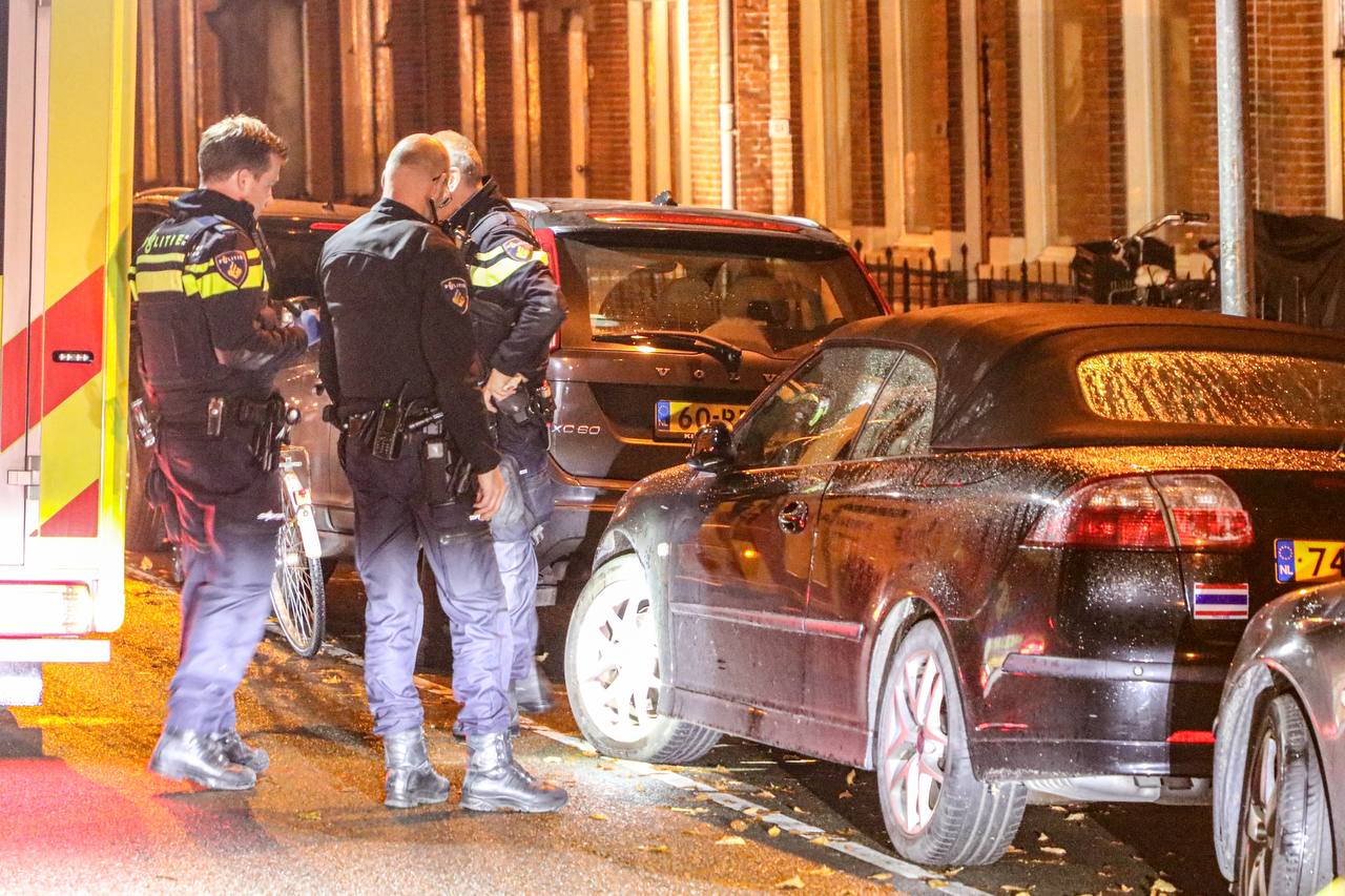 Fietser gewond bij botsing met geparkeerde auto in Groningen