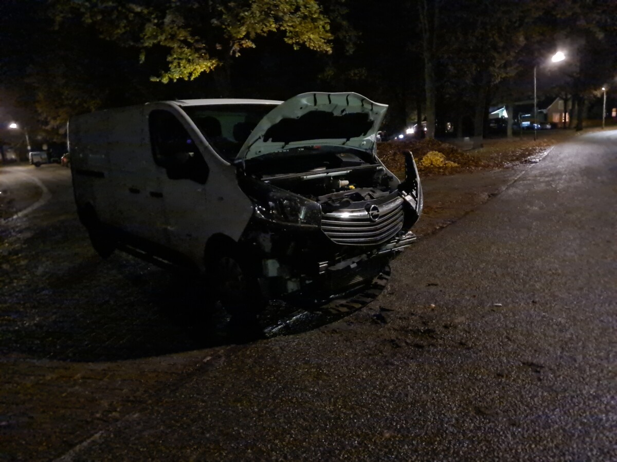Forse schade door verkeersongeval in Hijken: automobilist gewond naar ziekenhuis
