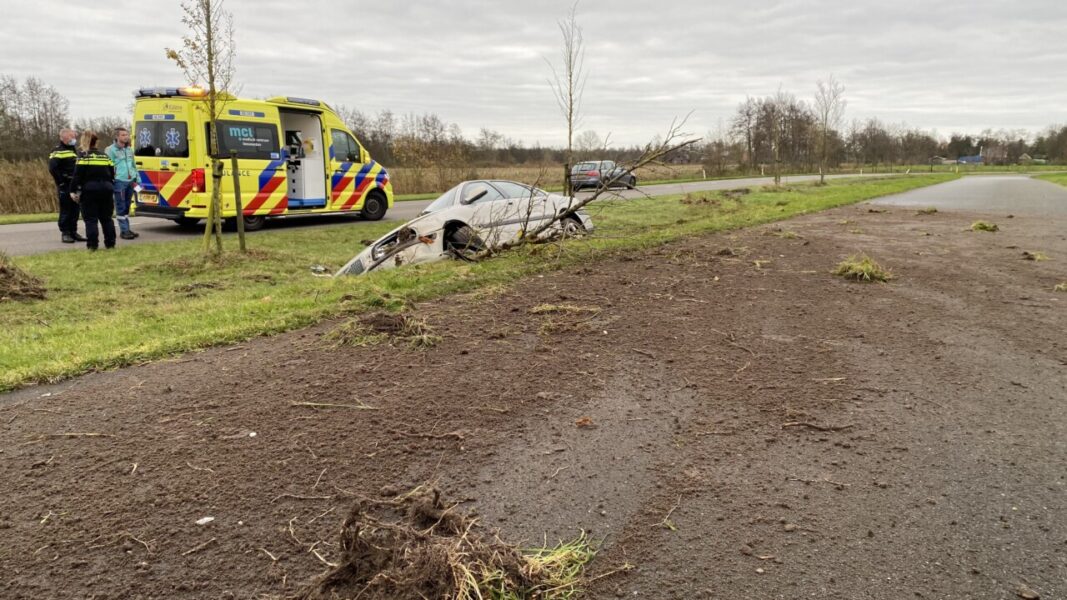 Automobilist raakt gewond bij eenzijdig ongeval De Westereen