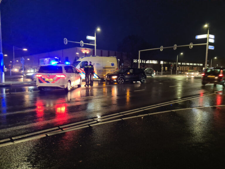 Auto’s botsen in Assen, veel schade tot gevolg