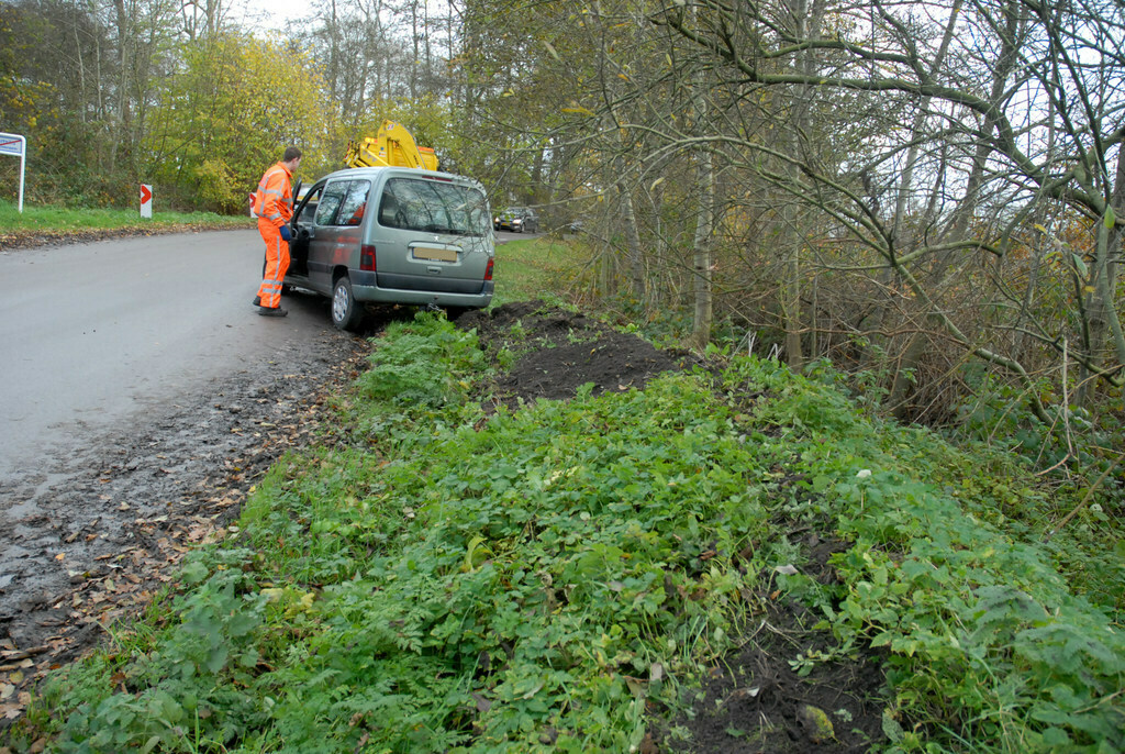 Automobilist mist bocht in Opende