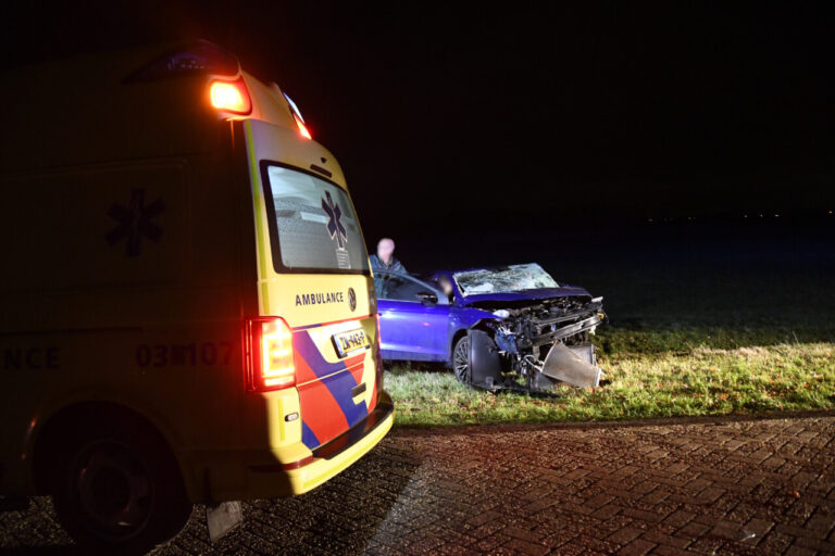 Auto botst frontaal op boom, bestuurder gewond