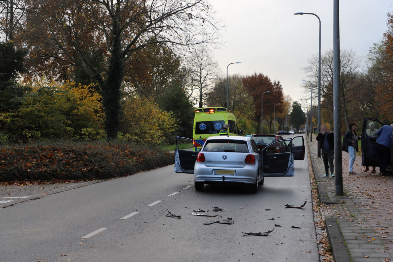 Flinke schade bij kop-staartbotsing in Hoogeveen