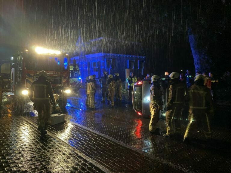 Auto belandt op zijn kant in Ruinen