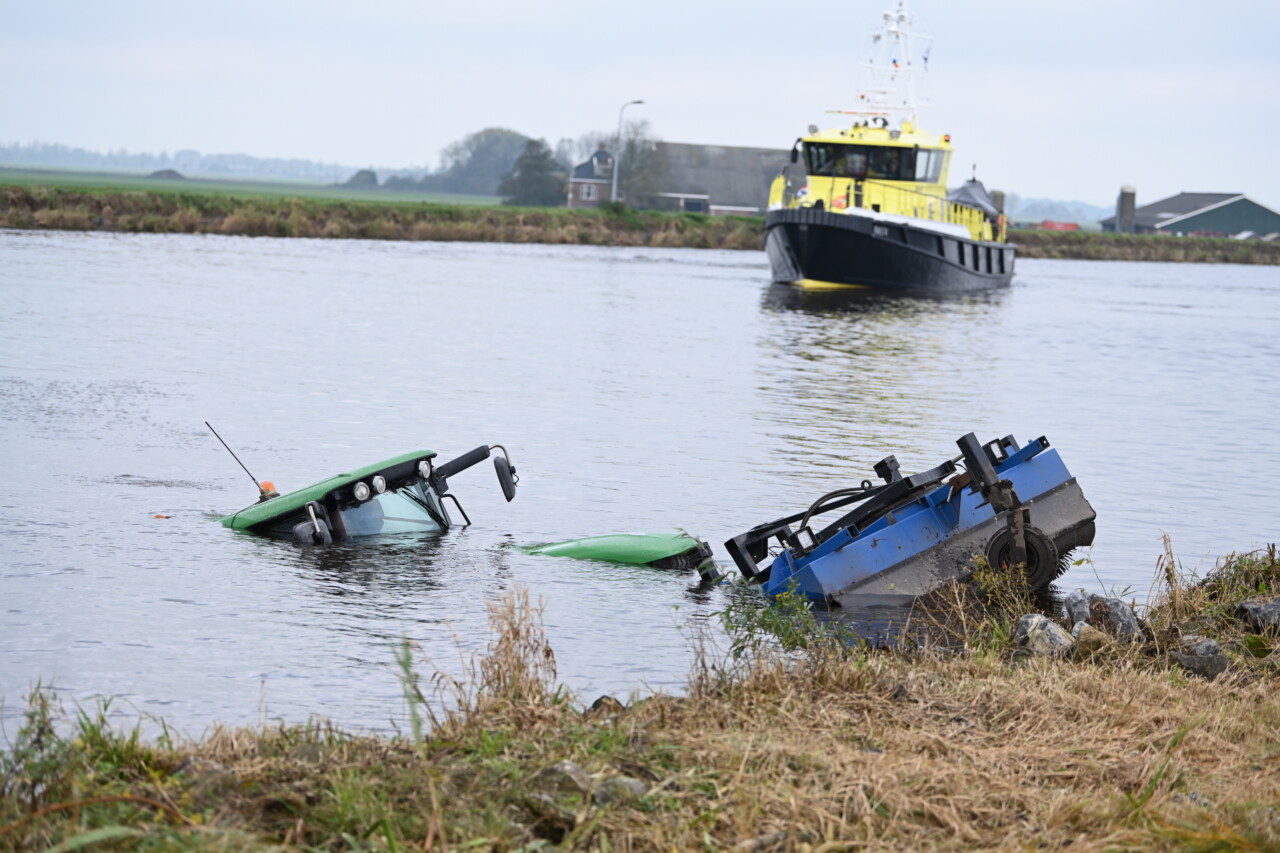Tractor raakt te water bij Overschild