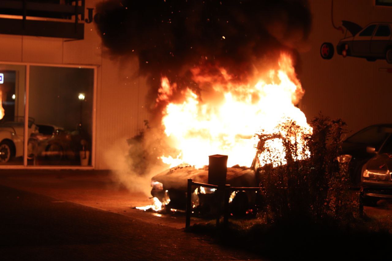 Auto verwoest na brand in Joure
