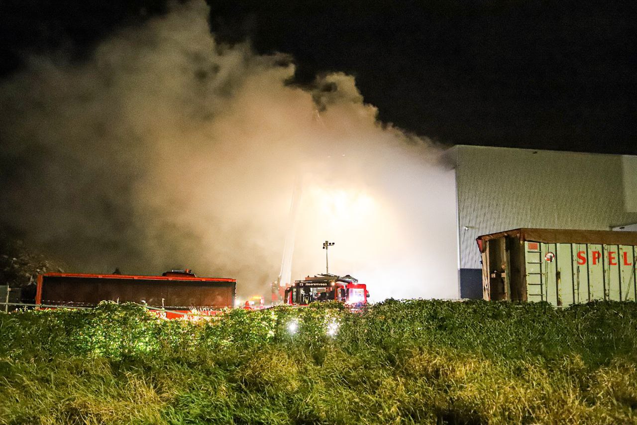 Forse rookontwikkeling bij brand bij afvalverwerkingsbedrijf in Heerenveen