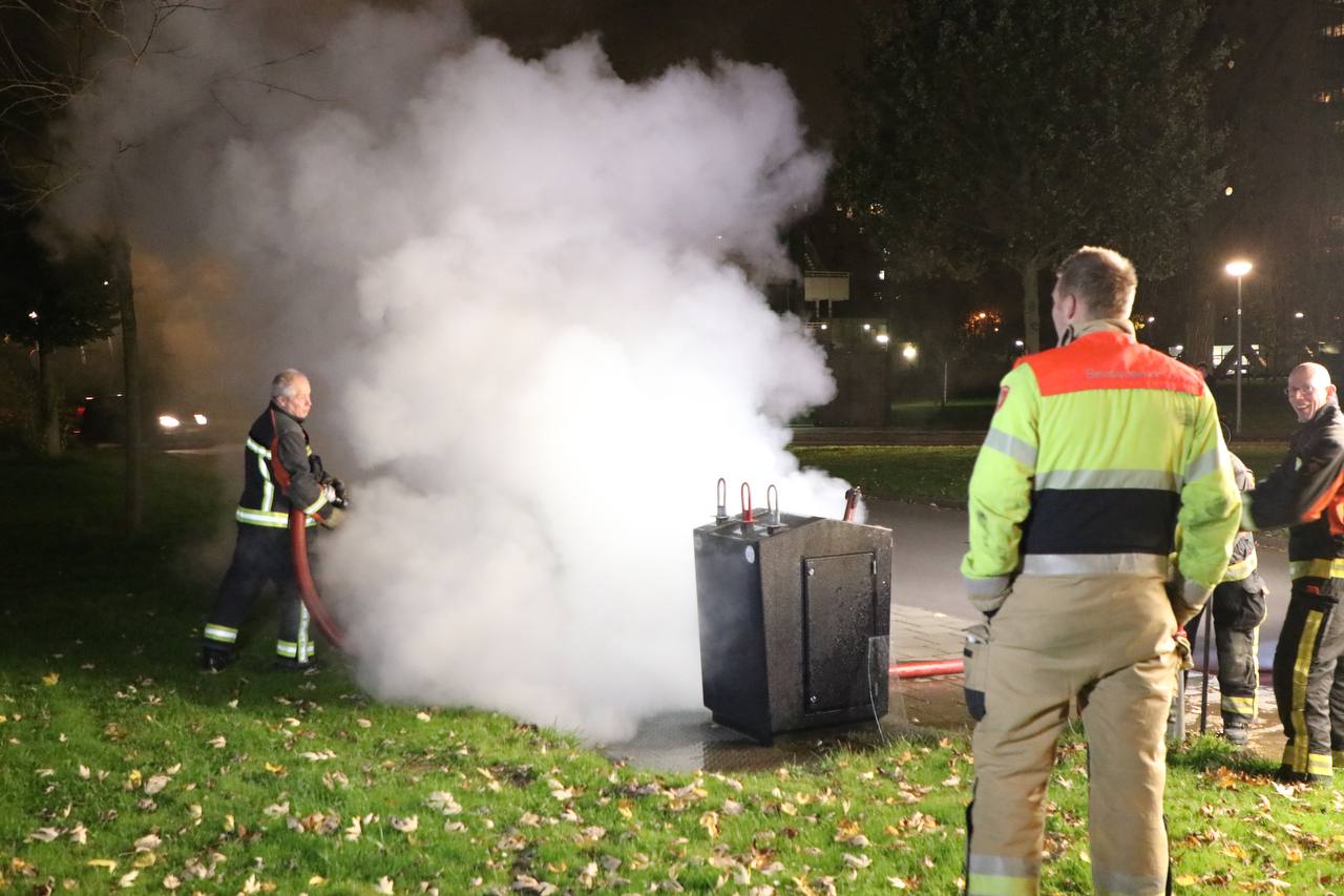 Brandweer pompt ondergrondse container vol water na brand