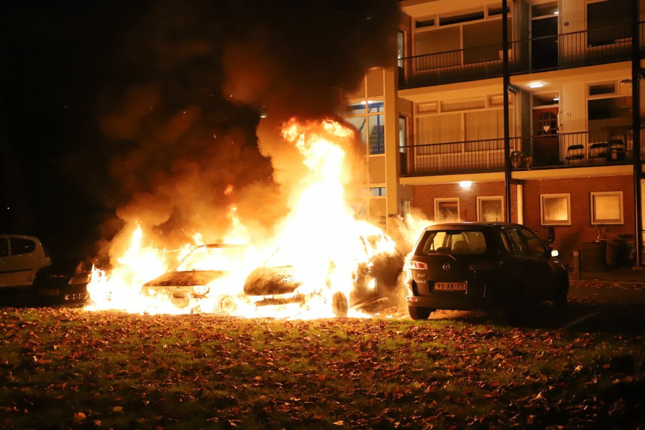Vier auto’s verwoest bij brand in Hoogeveen