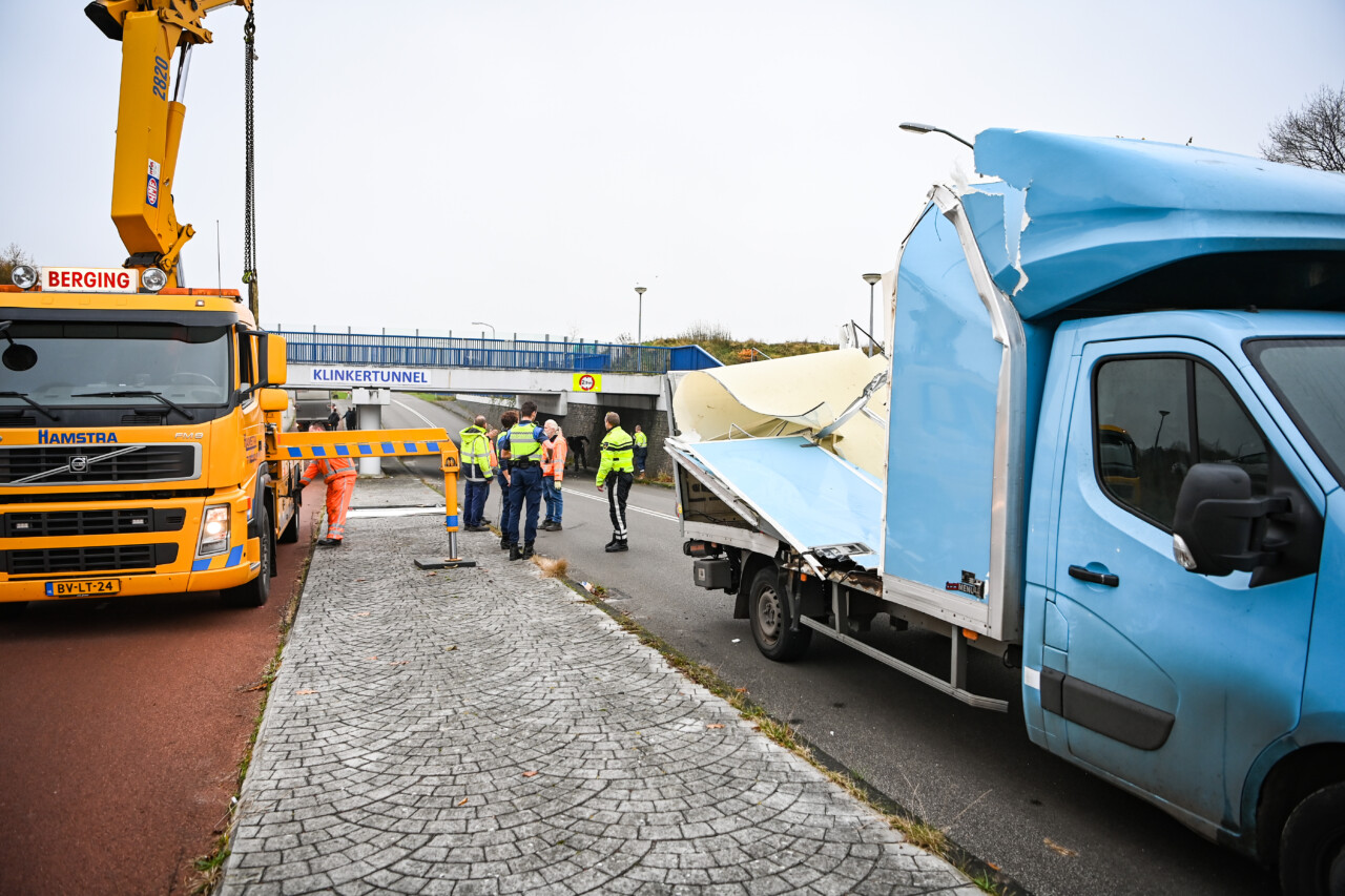 Bakwagen fors beschadigd na botsing met Klinkertunnel in Sappemeer