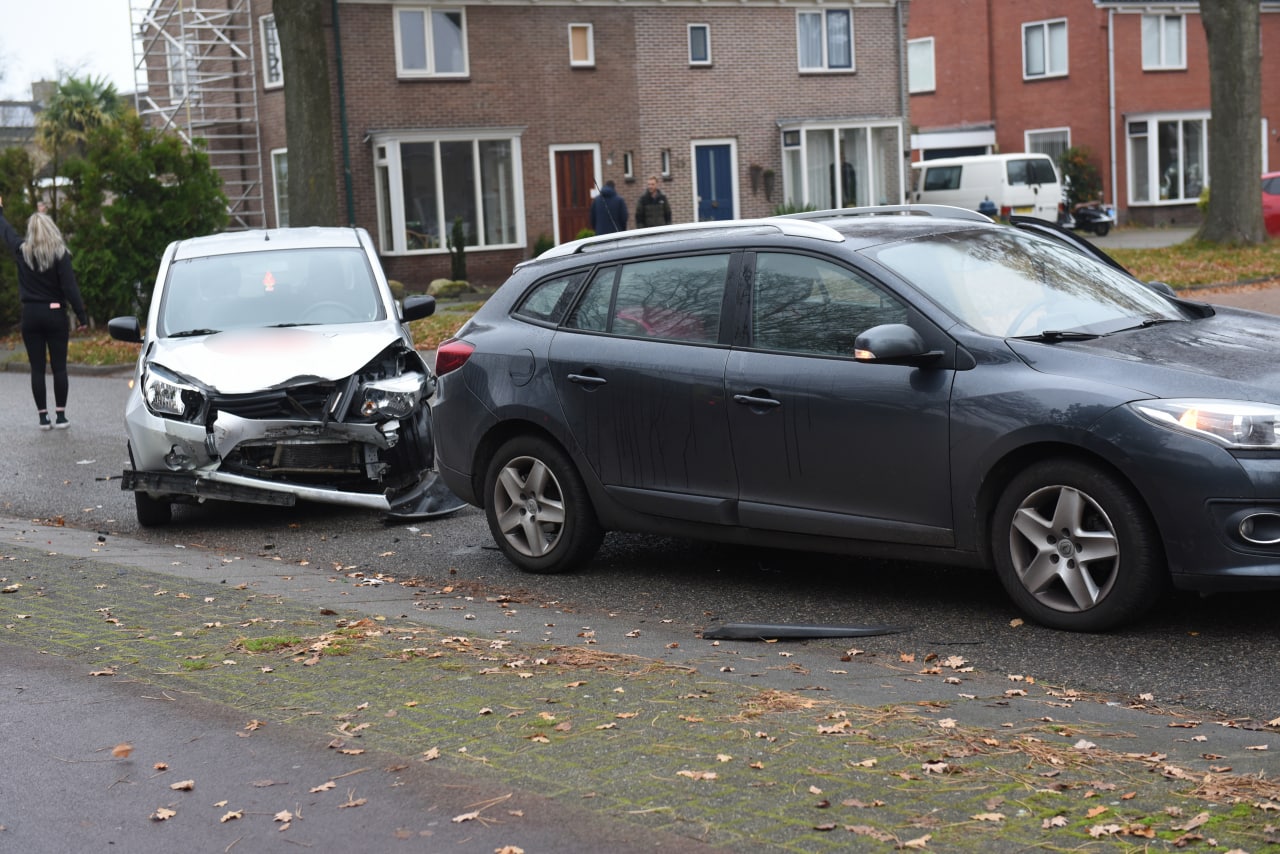 Alleen materiële schade bij aanrijding in Leek