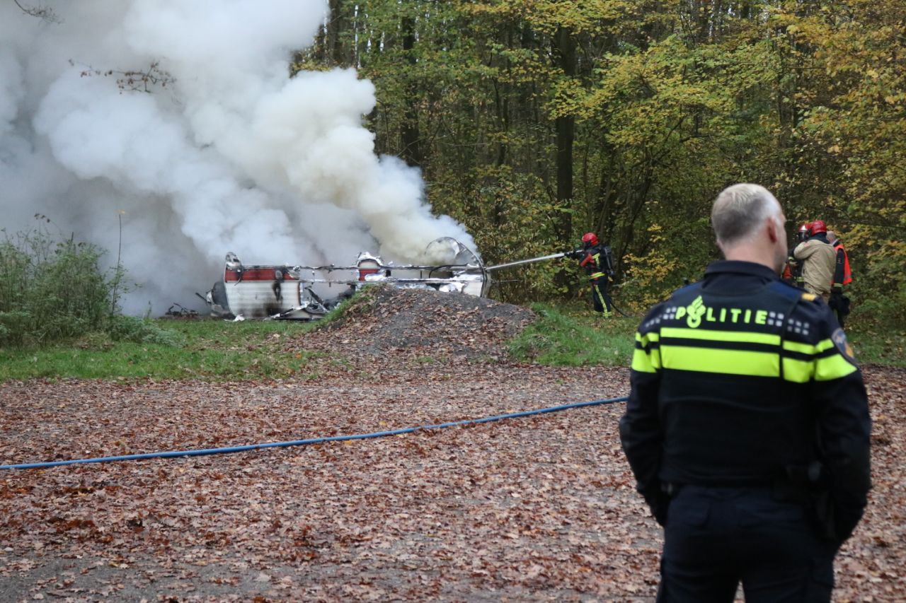 Caravan in lichterlaaie in Beerta; rookwolk zichtbaar in wijde omgeving