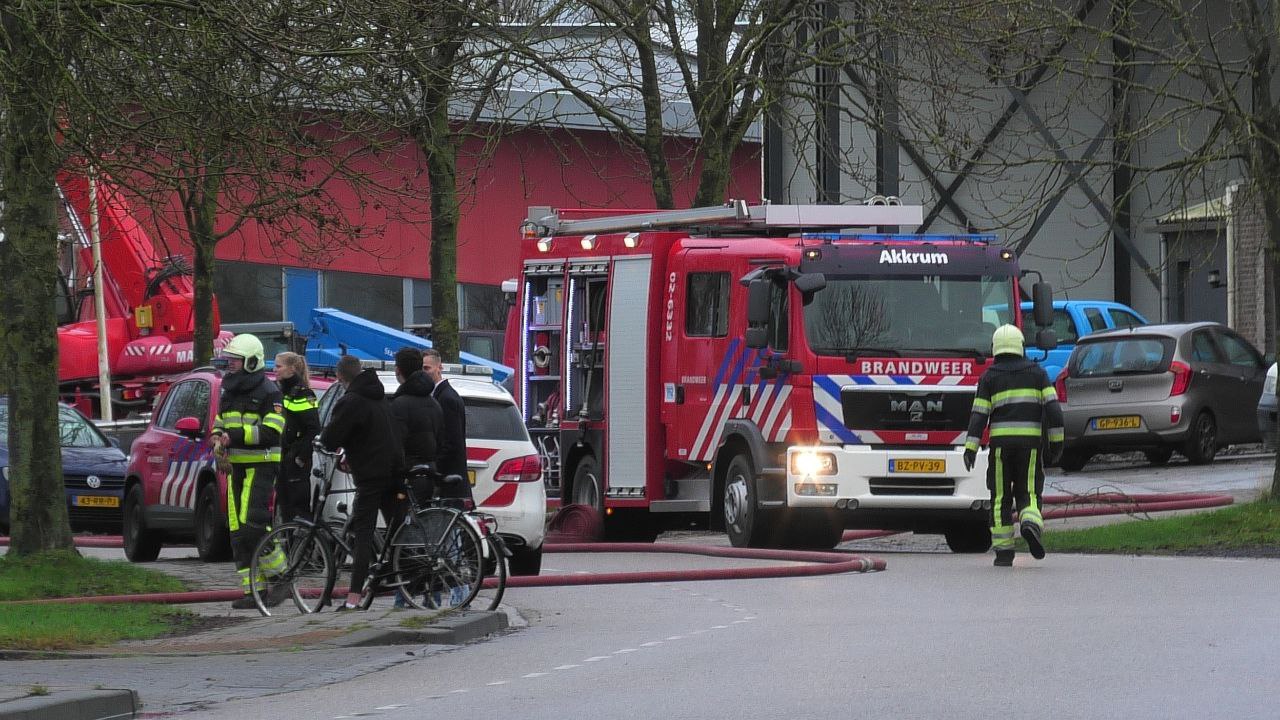 Brandweer rukt uit voor brandende gasfles bij bedrijf in Grou