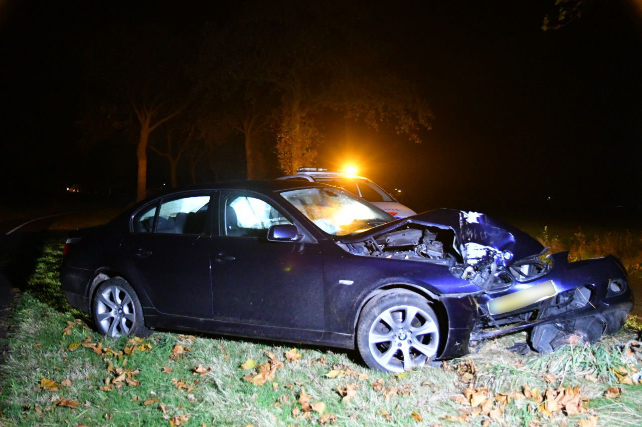 Auto botst frontaal op boom in Haule