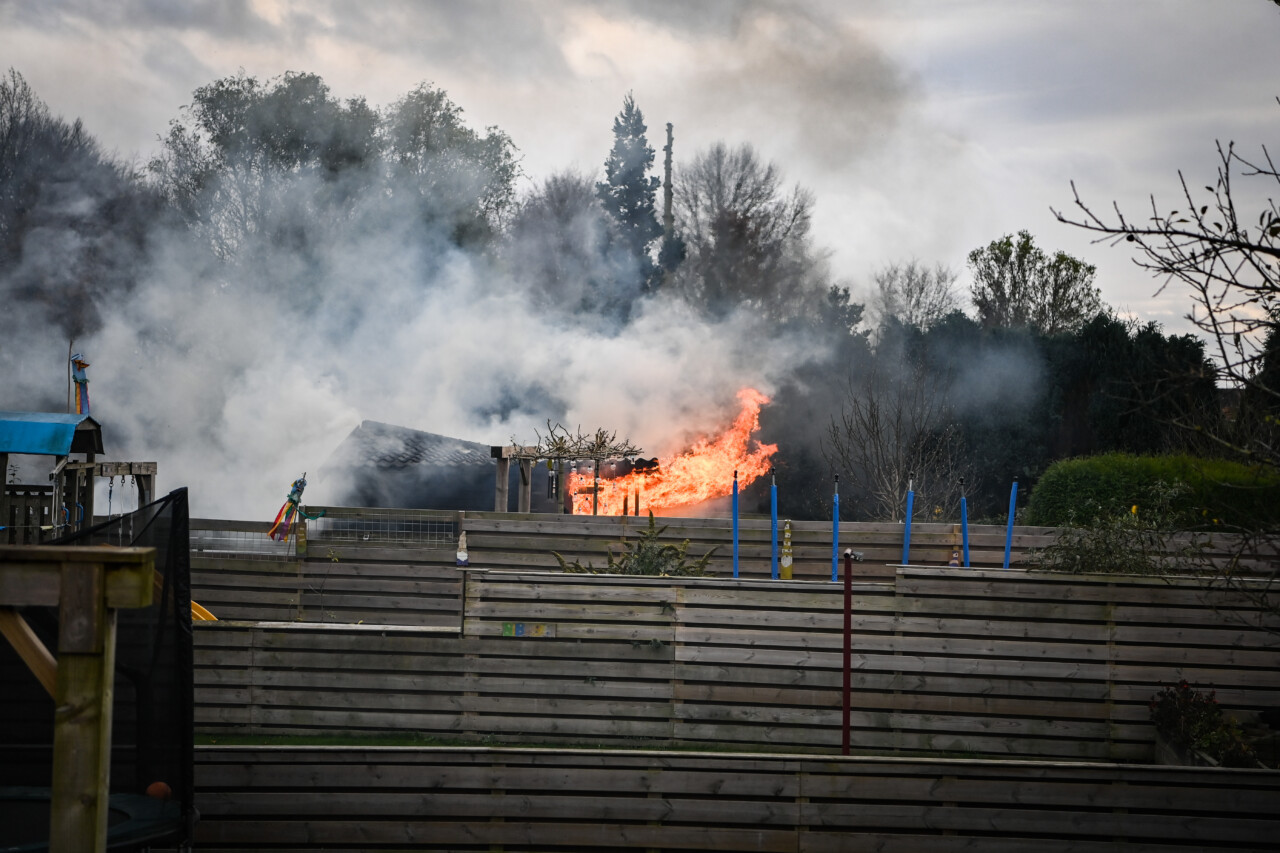 Felle brand verwoest tuinhuisje achter woning Hoogezand