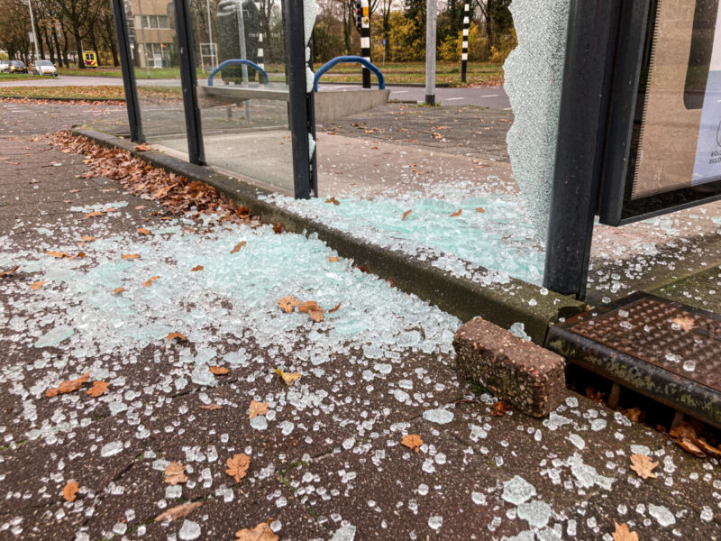 Meerdere bushokjes vernield in Emmen