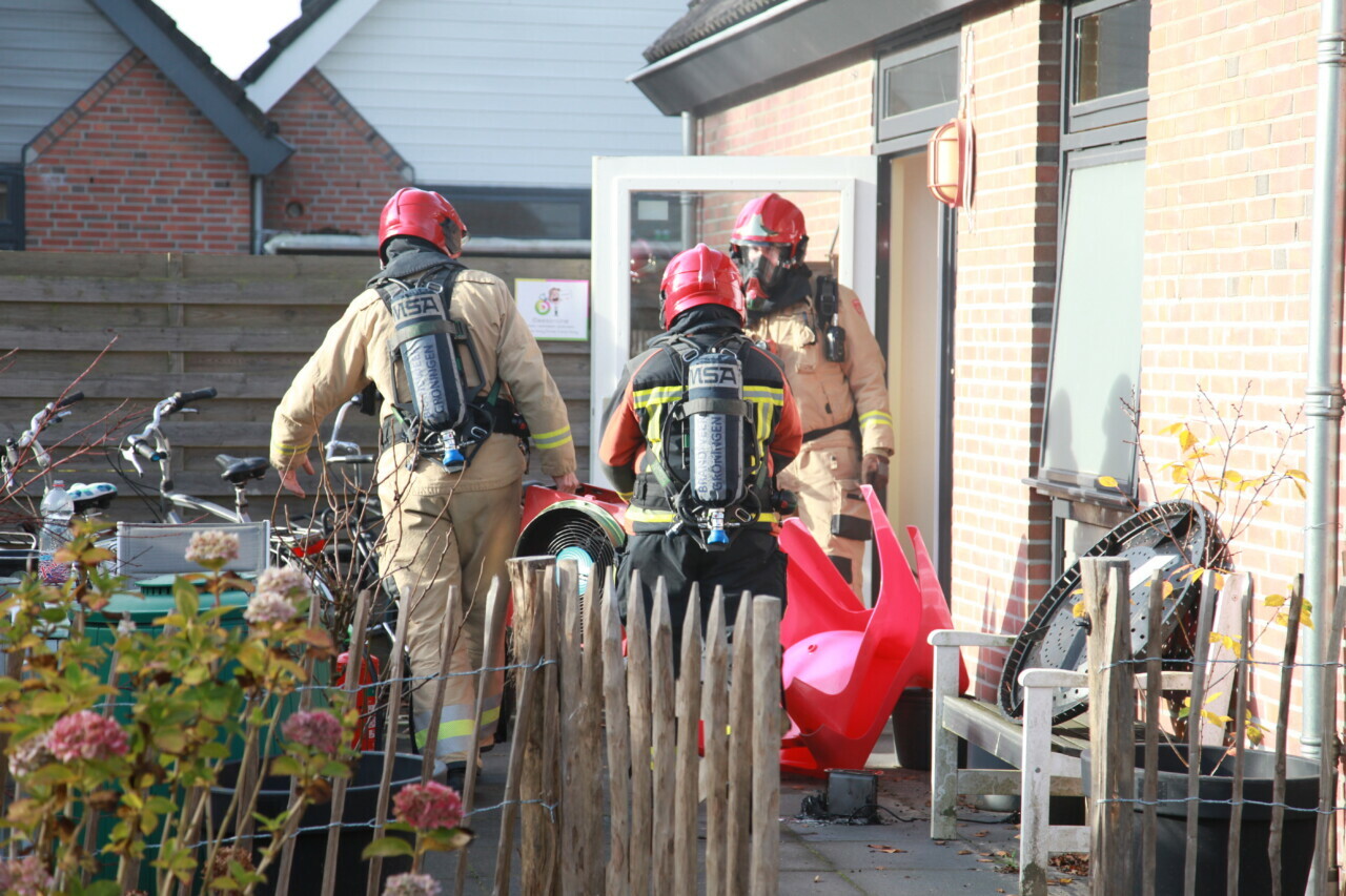 Brandweer blust keukenbrand in Onnen