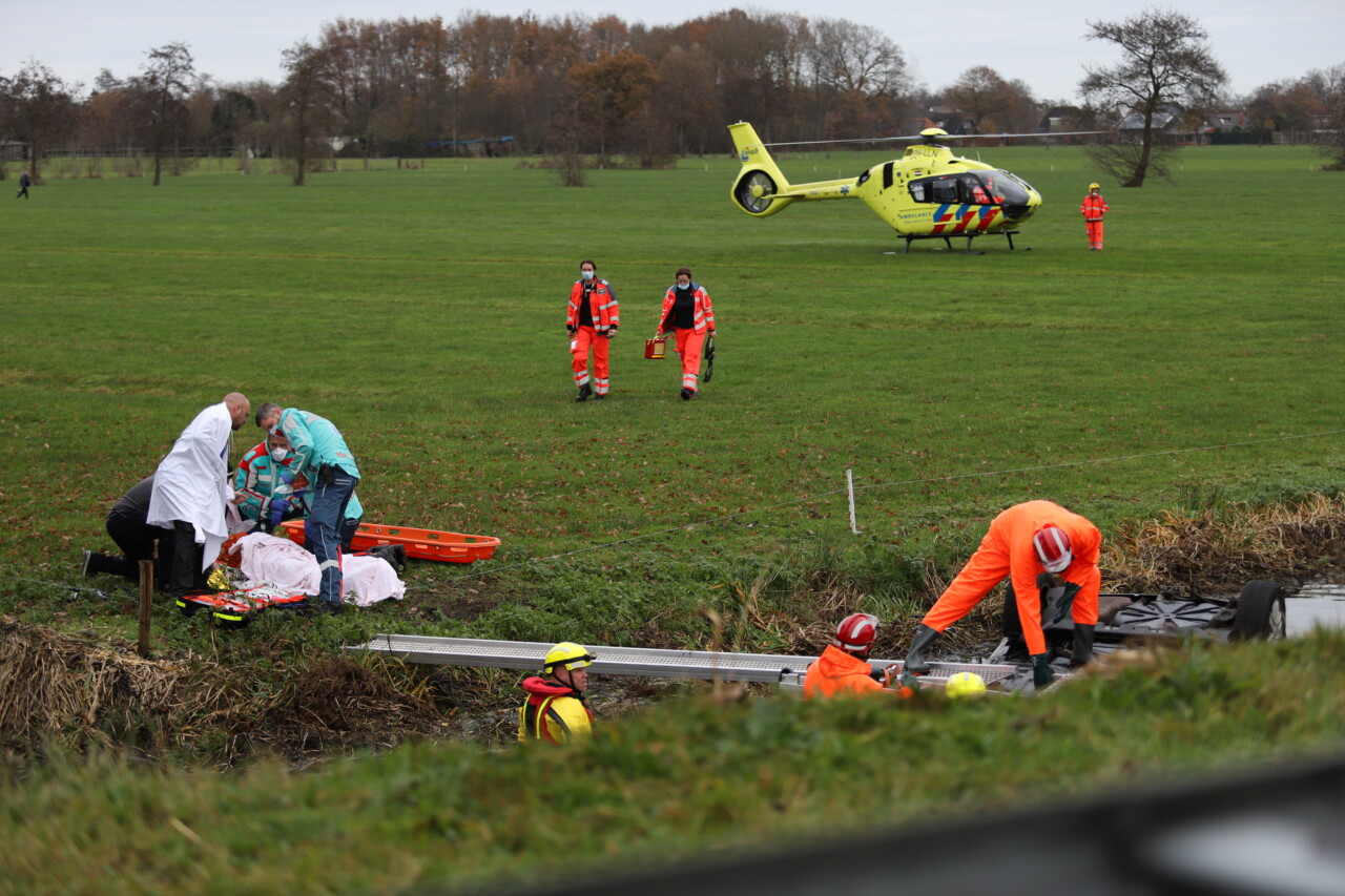 Omstanders redden man uit over de kop geslagen auto op N31 (video)