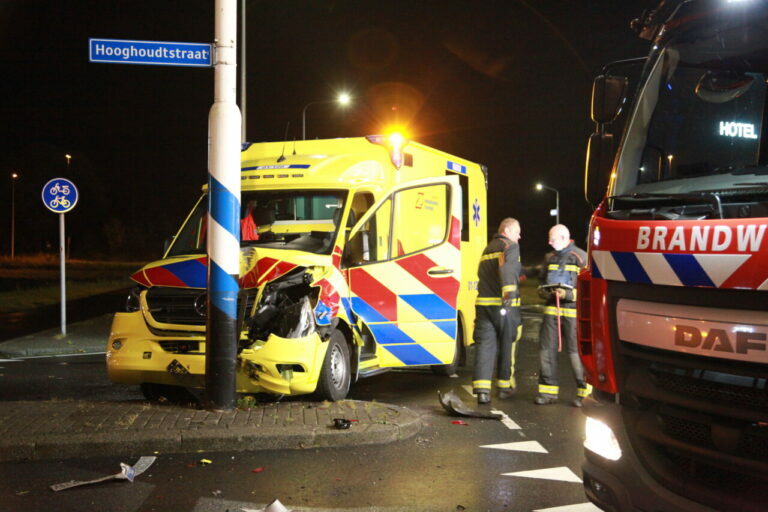 Auto botst op ambulance en vliegt in de brand in Groningen (video)