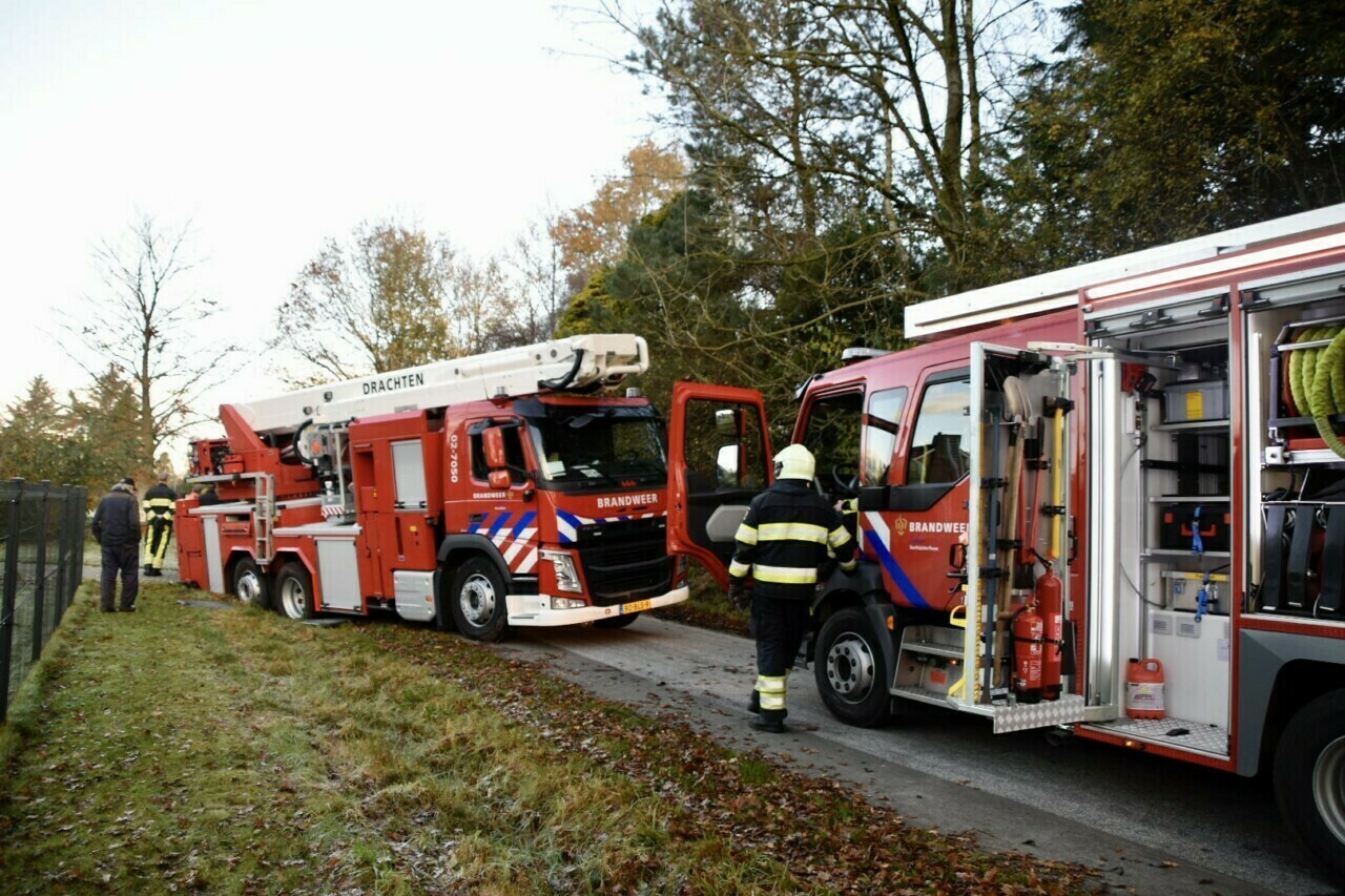 Hoogewerker Drachten rijdt zich vast bij melding van schoorsteenbrand