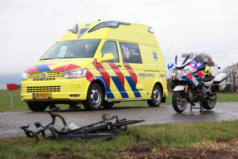 Botsing tussen auto en fietser in De Punt, één gewonde