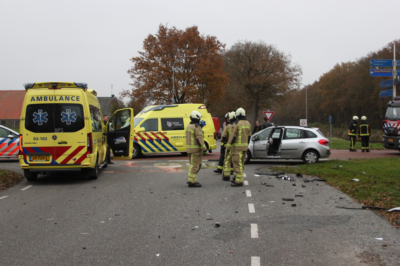 Bestuurder heeft engeltje op schouder en komt op de kop tot stilstand net voor het Oranjekanaal in Zwiggelte