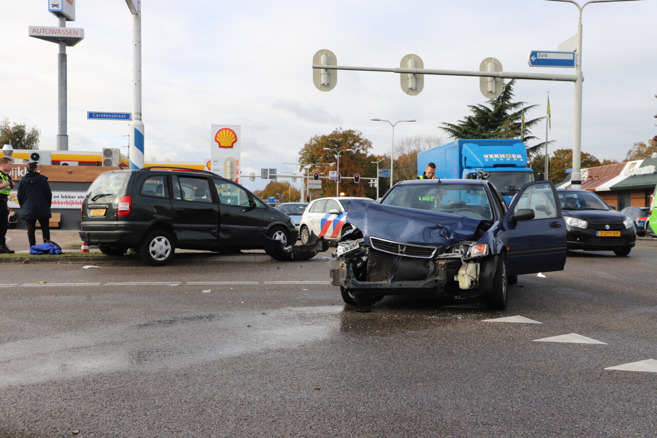 Veel schade na aanrijding op druk kruispunt in Hoogeveen