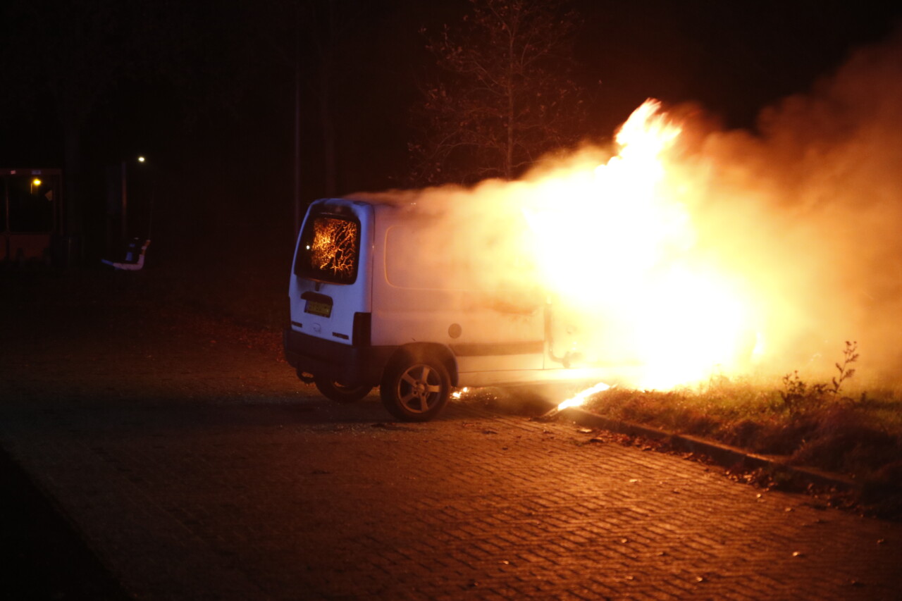 Busje uitgebrand in Erm