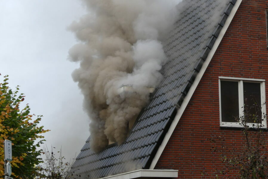 Veel rookontwikkeling bij woningbrand in Emmen