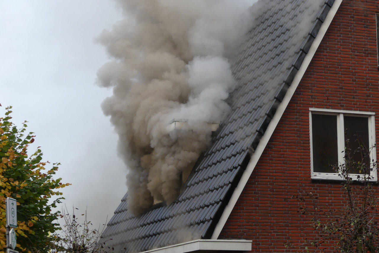 Veel rookontwikkeling bij woningbrand in Emmen