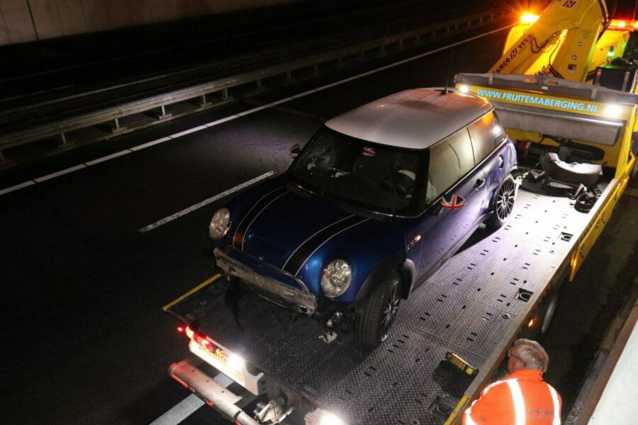 Auto fors beschadigd bij eenzijdig ongeval in tunnelbak op de A7