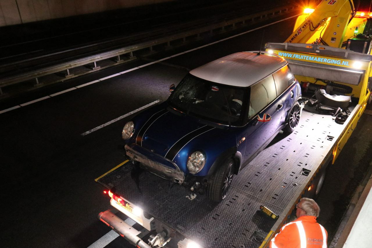 Auto fors beschadigd bij eenzijdig ongeval in tunnelbak op de A7